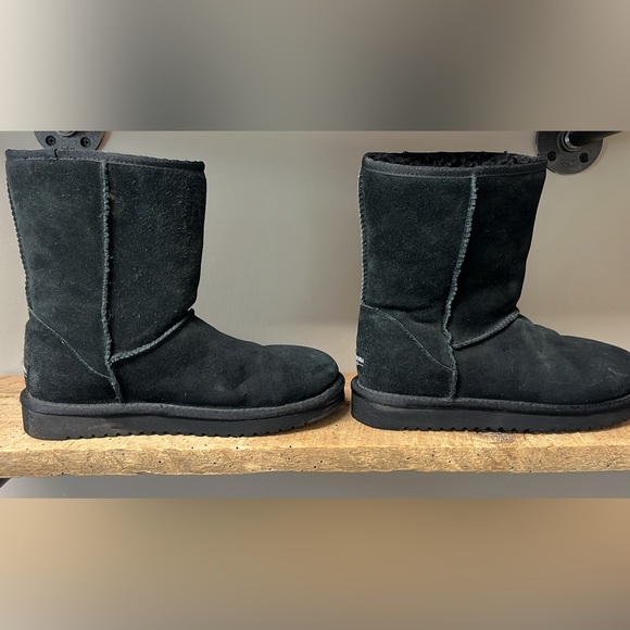 Black UGG - Picture 2 of 3